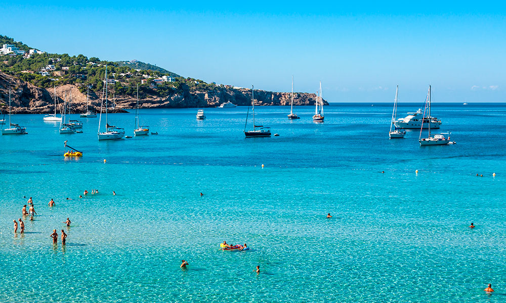 viajar a Ibiza - Calas de Ibiza - Crédito: nito / Shutterstock.com