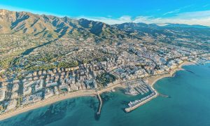 Vista panorámica de Marbella y su paseo marítimo
