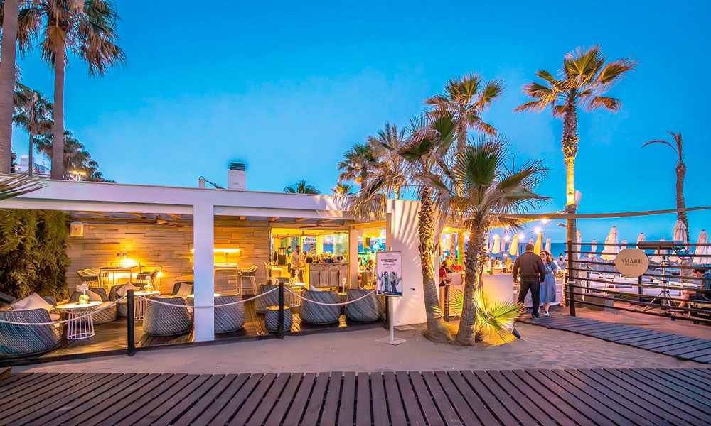 Have dinner on the beach 